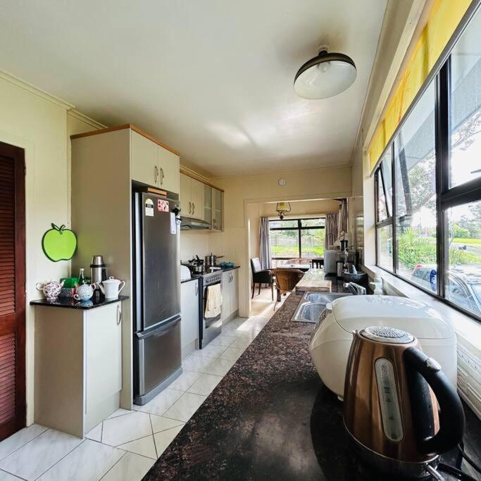 Peaceful Green Bay Charmer Auckland Exterior photo
