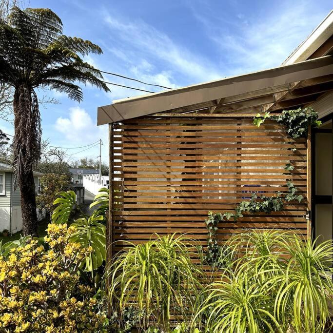 Peaceful Green Bay Charmer Auckland Exterior photo